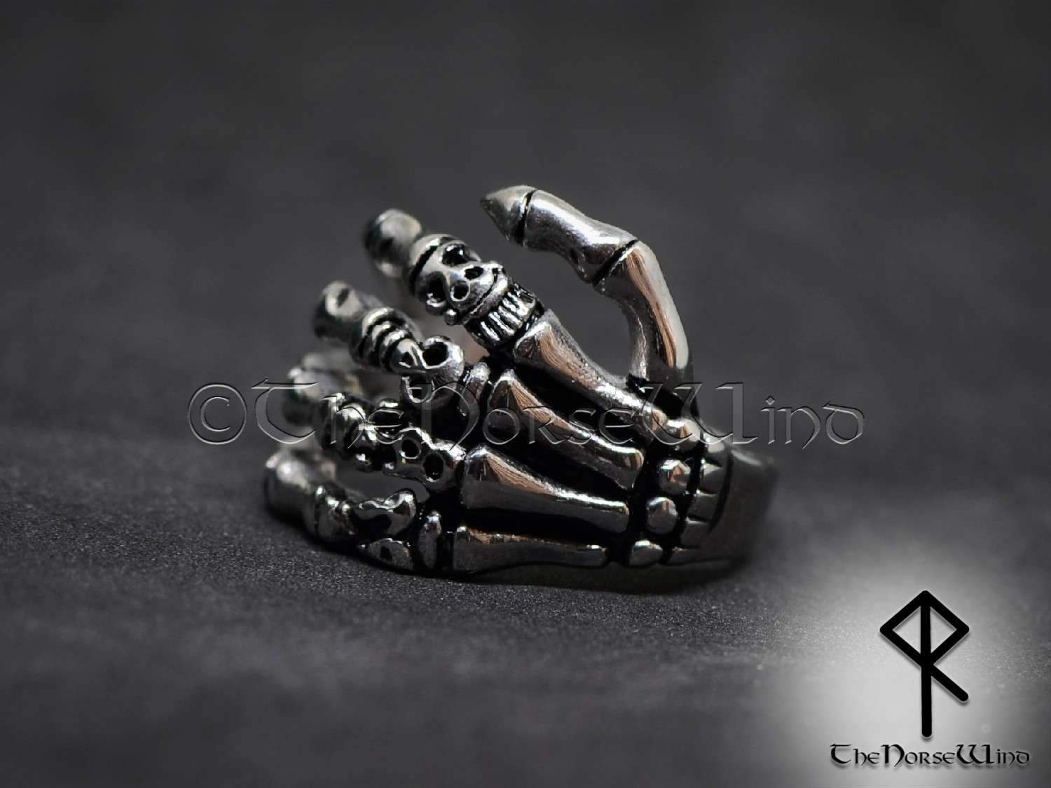 Skull Ring With Wings – Super Silver